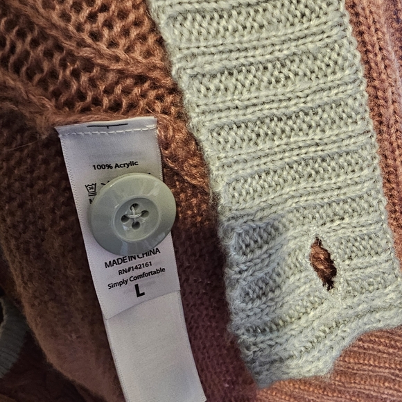 Rose gold and light green sweater. - Picture 3 of 6
